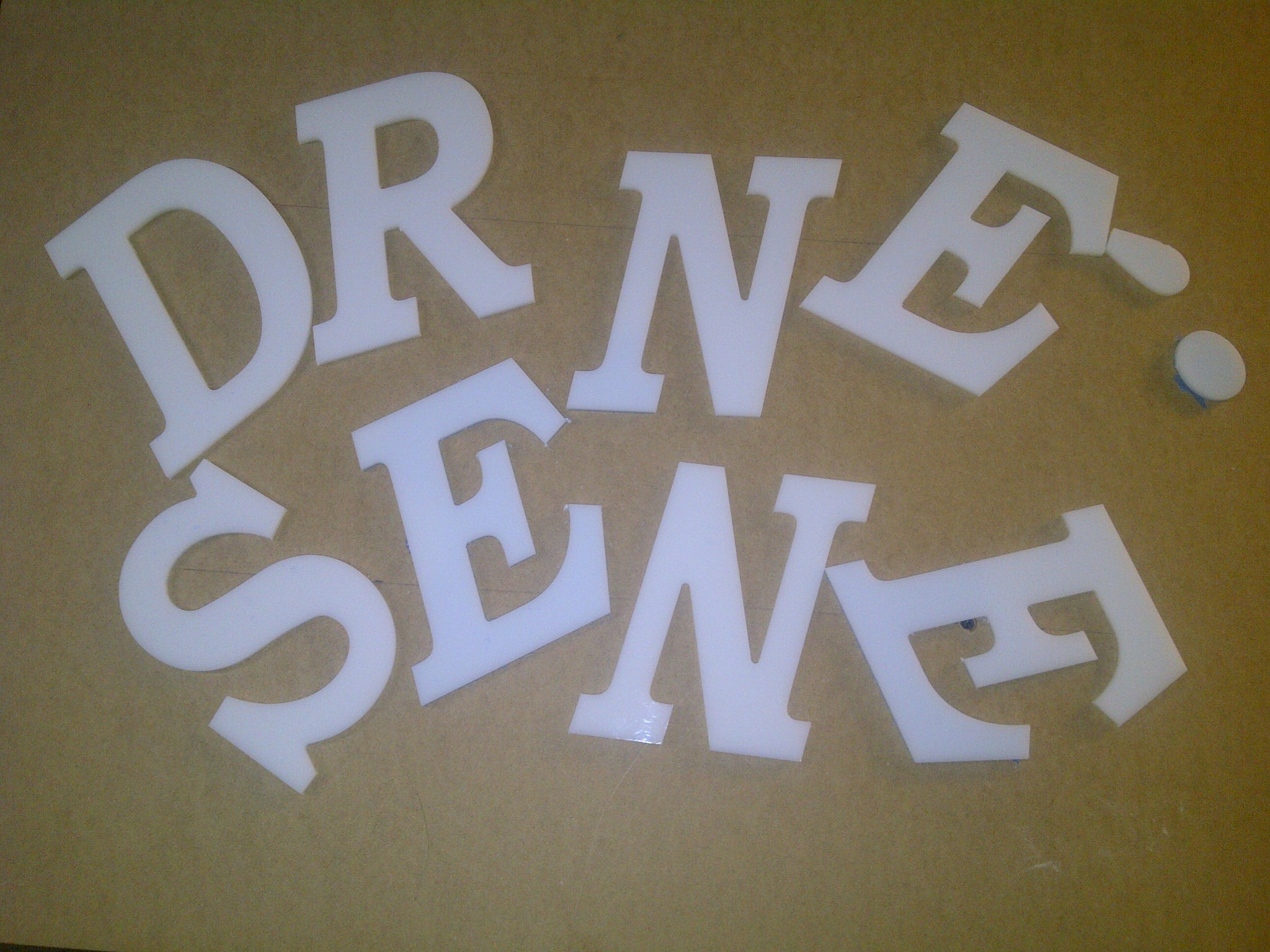 Lettres et formes découpées par CNC