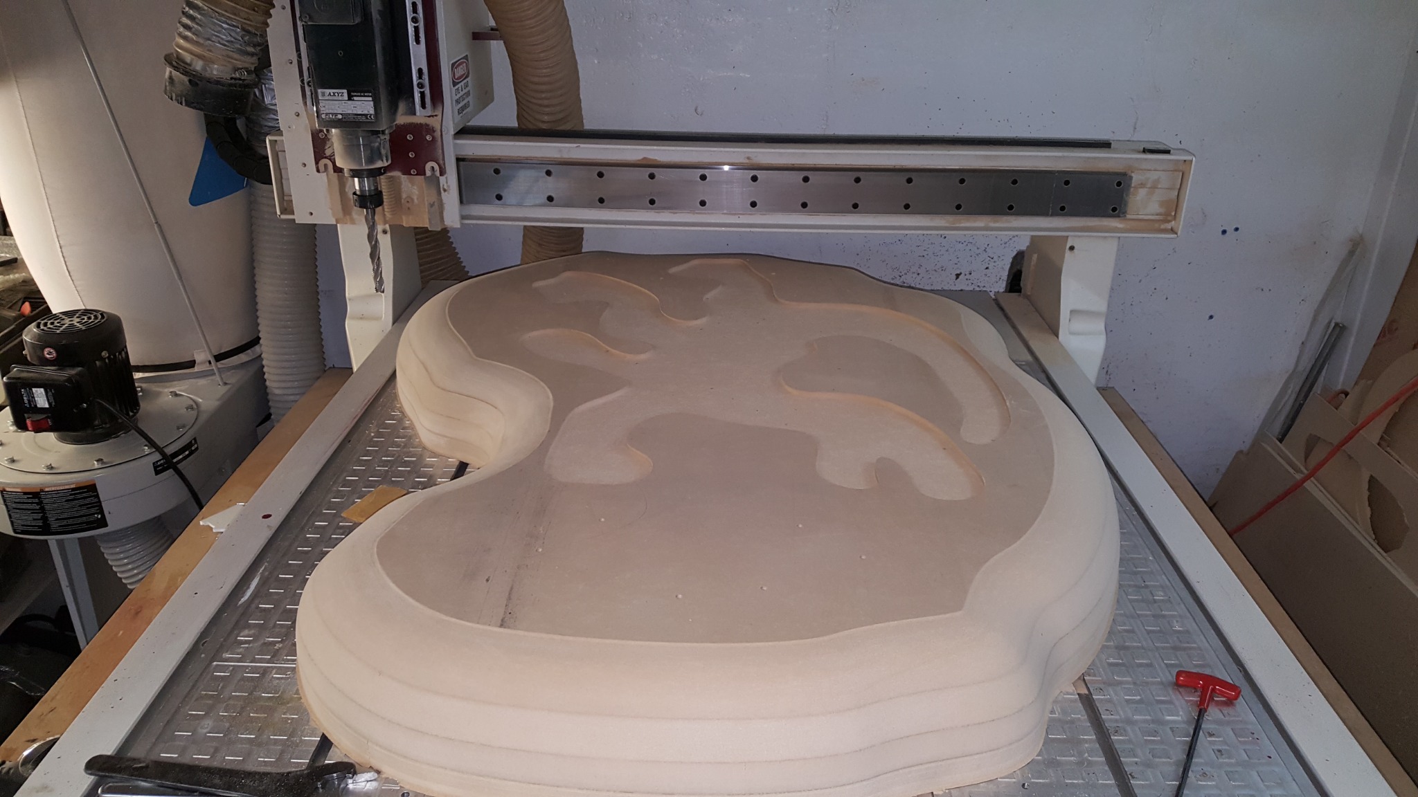 Grand moule artistique pendant l’usinage CNC