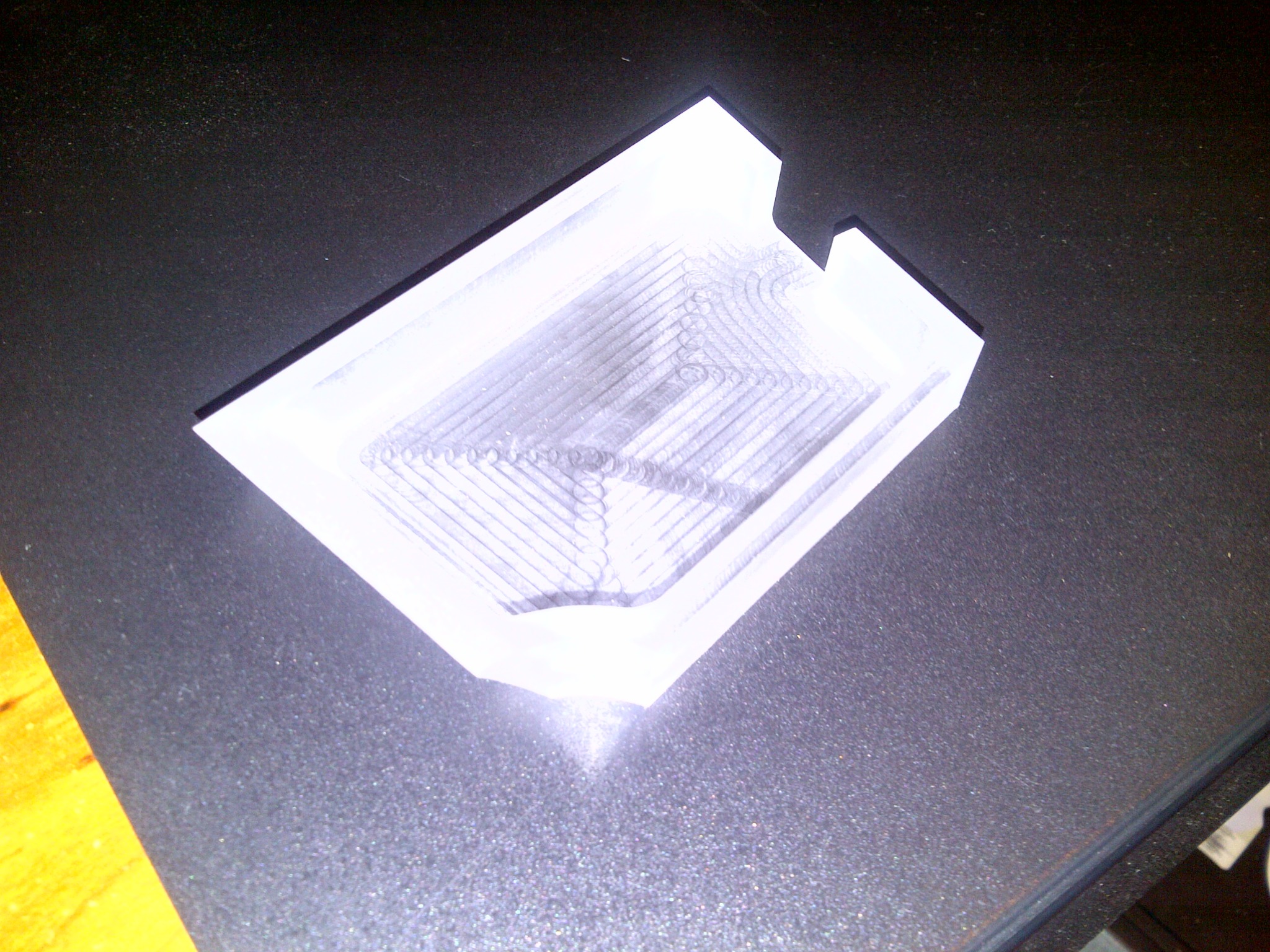 Pièce transparente usinée avec relief intérieur