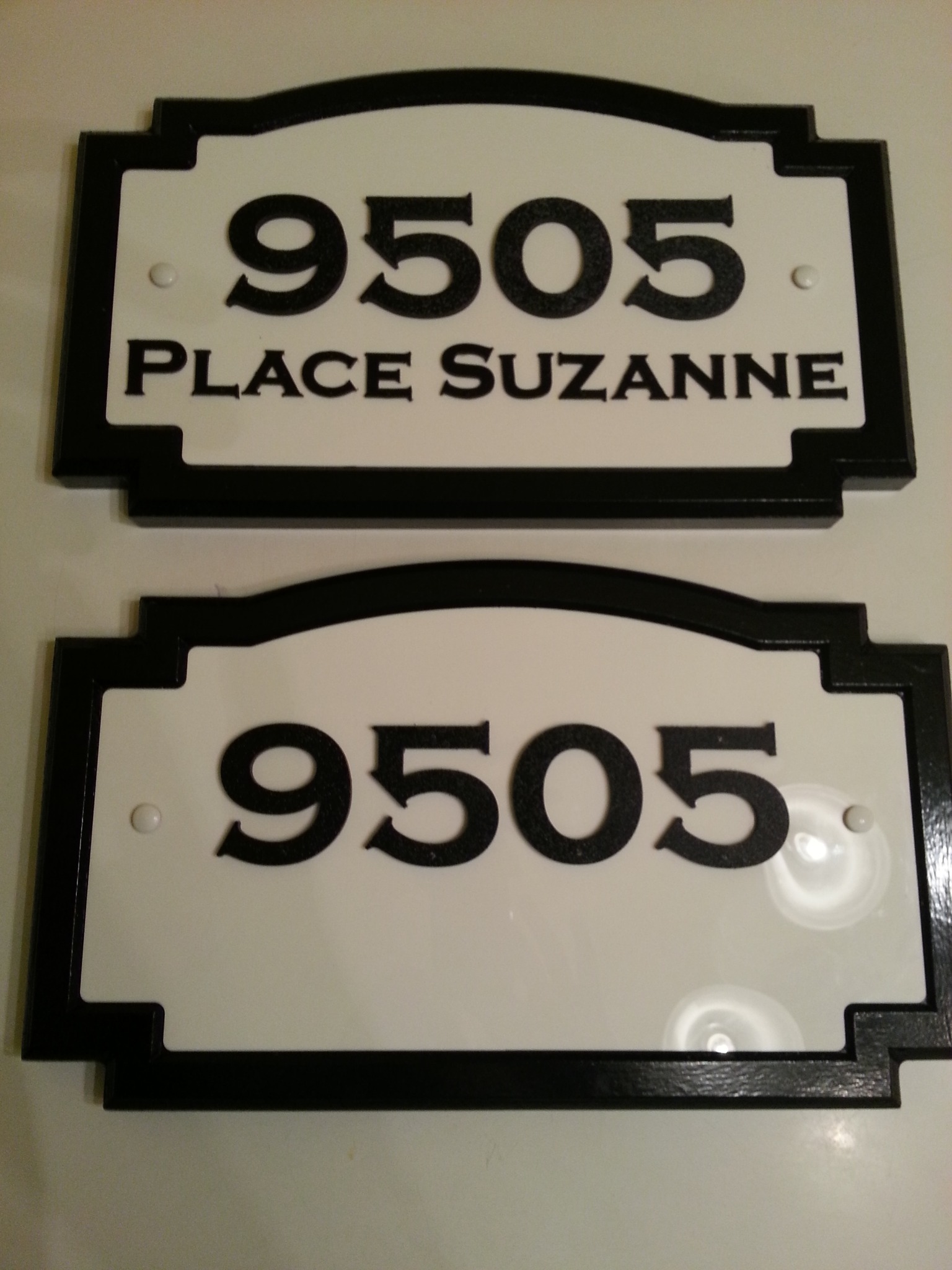 Plaques d’adresse gravées et découpées