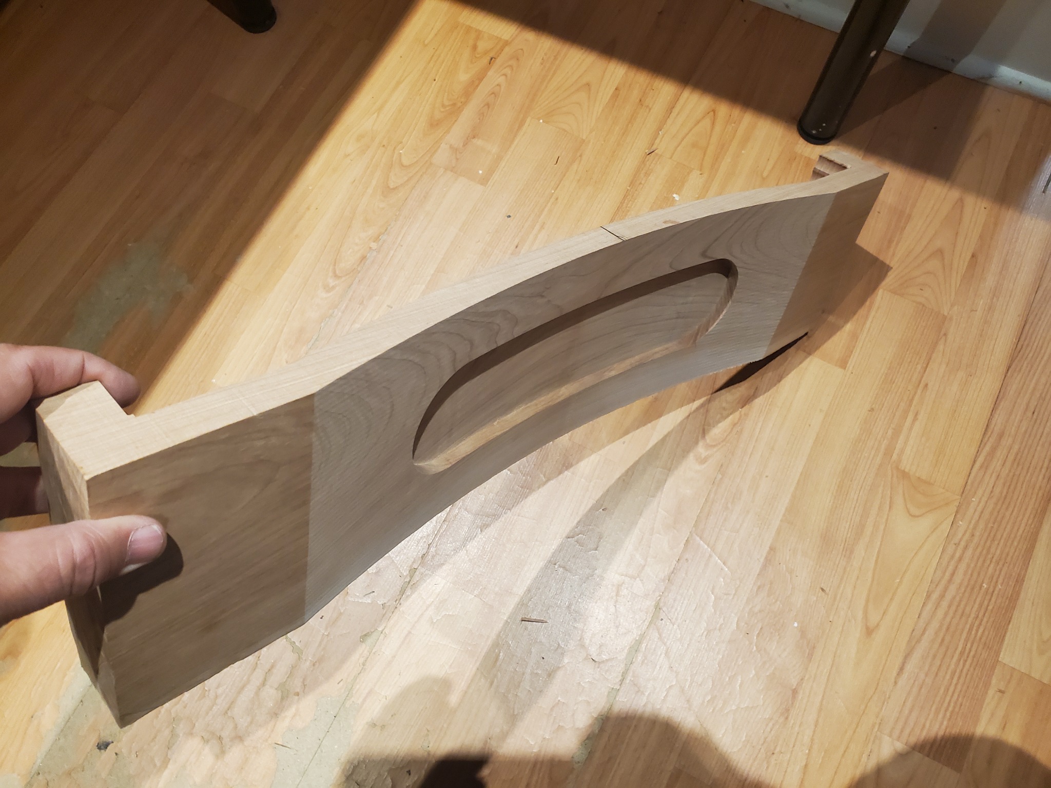 Pièce en bois sculptée et évidée