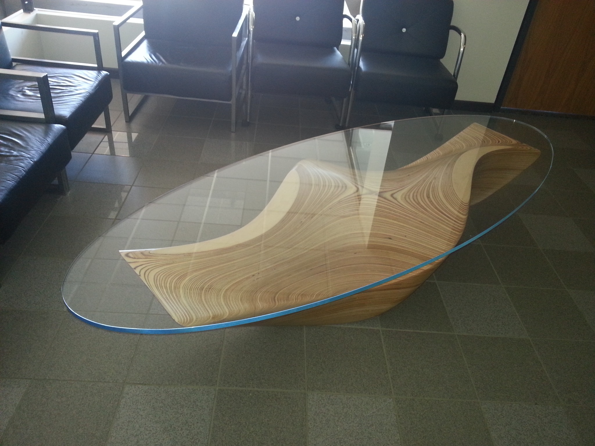 Table de verre avec piètement sculptural en bois