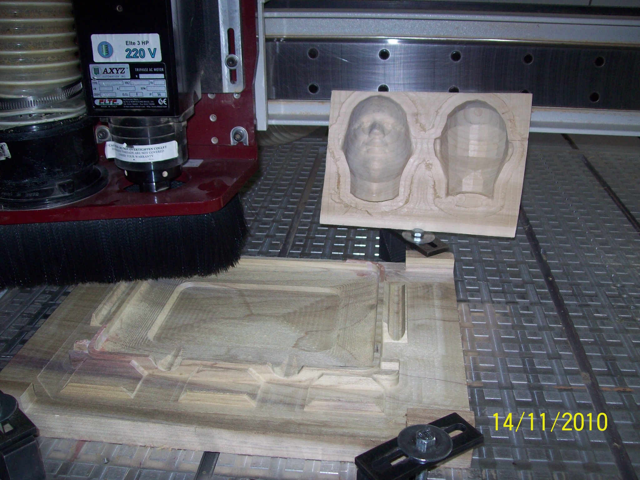 Usinage d’un moule en bois sur la table CNC