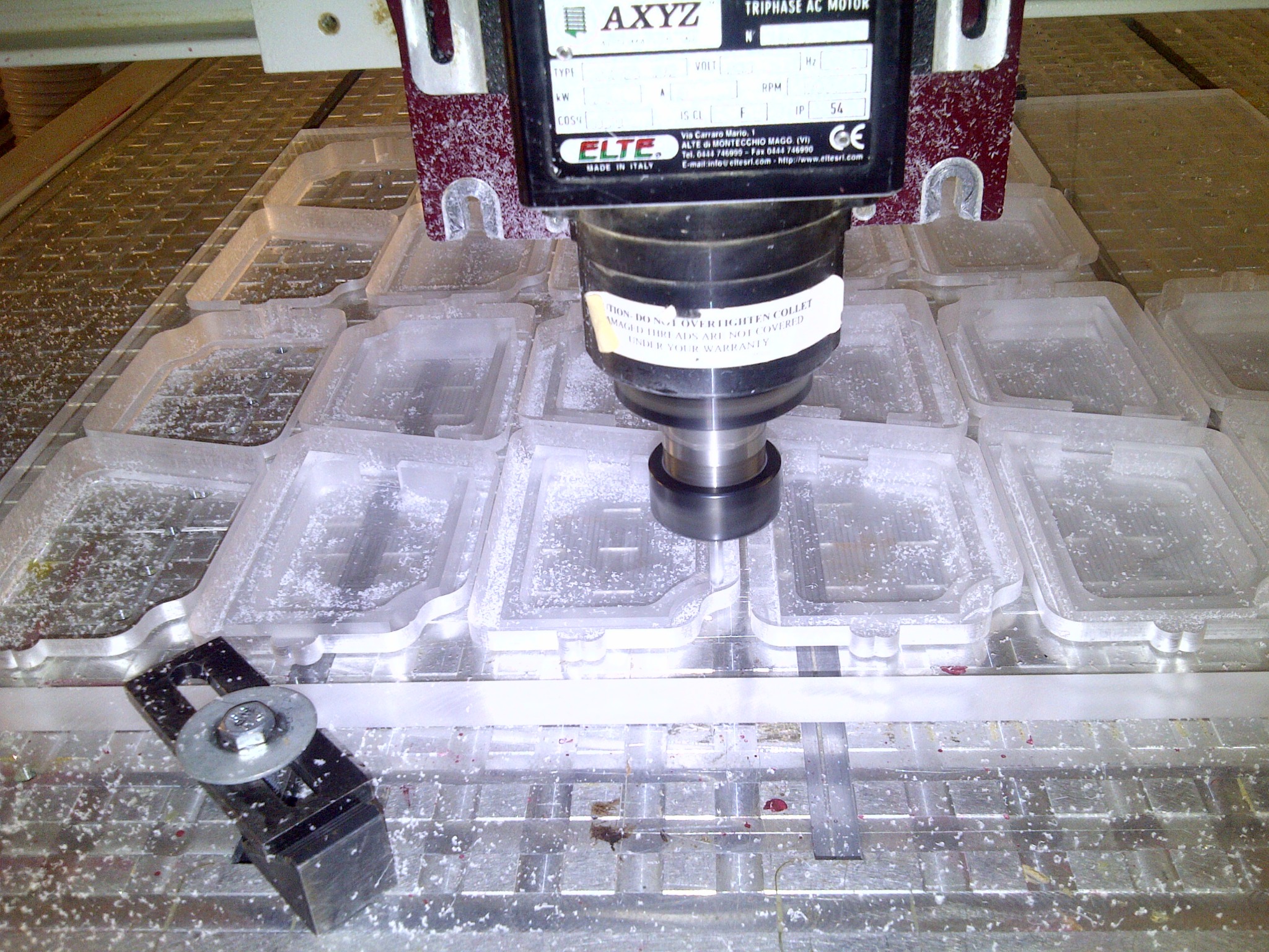 Usinage en série de pièces transparentes sur la machine AXYZ